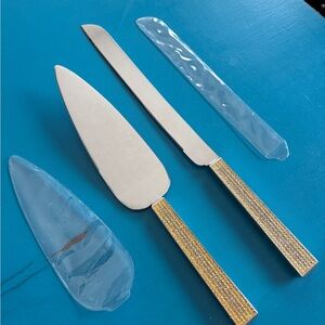 NWT Gold and Silver Cake Server Set